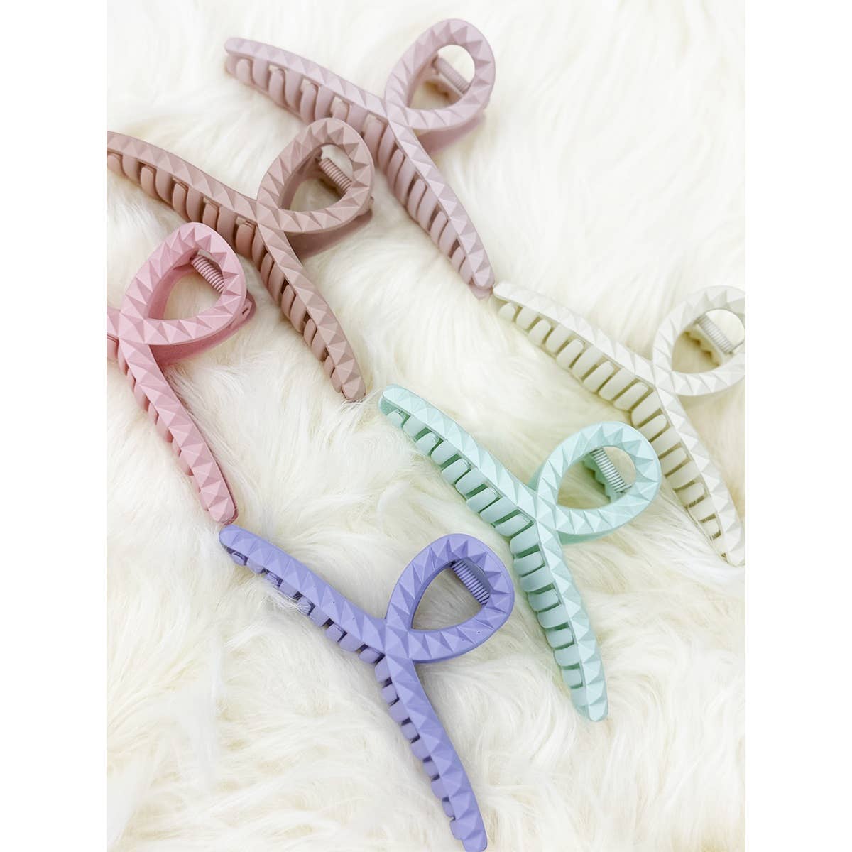 Embossed Loop Shape Jumbo Hair Claw