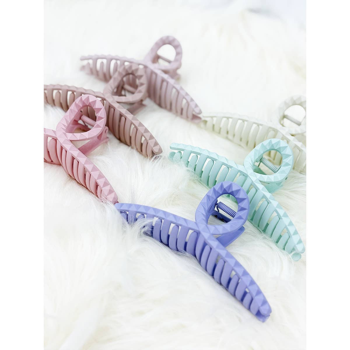 Embossed Loop Shape Jumbo Hair Claw